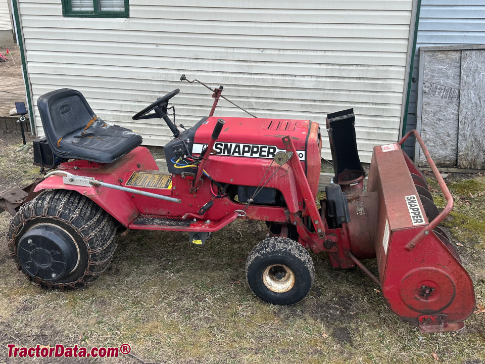 Snapper HYT18 (HYT1841) garden tractor with snowblower.